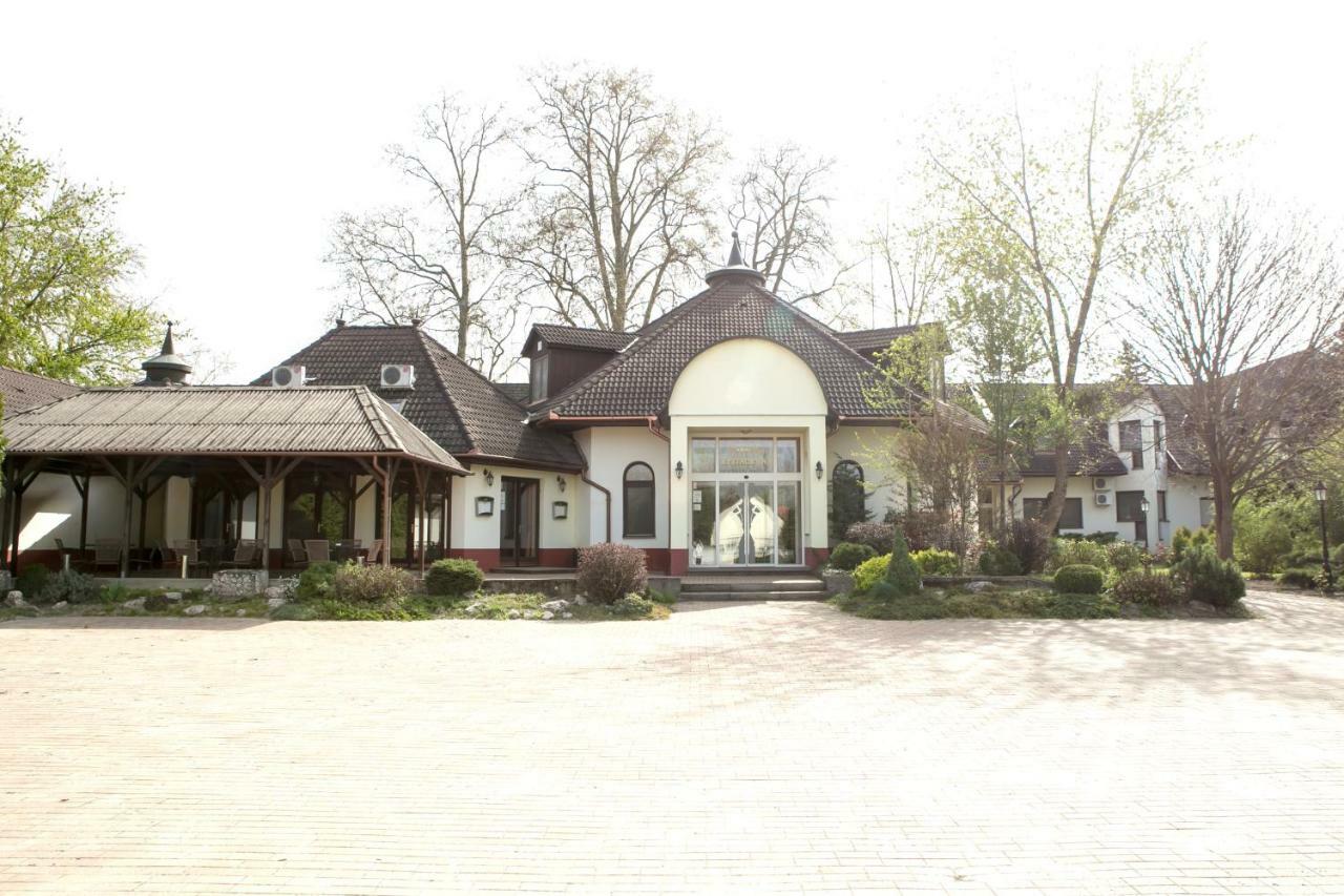 Hotel Fortuna Dávod 외부 사진